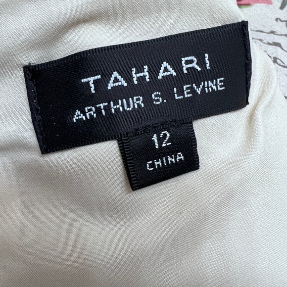 Chic Sleeveless Cream Dress with Lace Hem - Picture 8 of 11